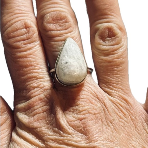 White stone ring Size 7 - Picture 2 of 3